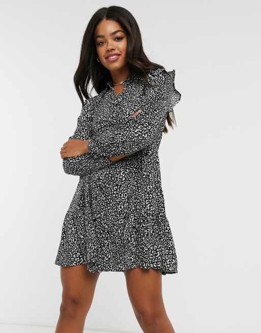 Stradivarius – Schwarzes Hemdkleid mit gerüschter Schulter und Animalprint