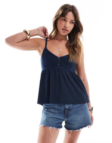 Stradivarius – Schwingendes Camisole in Marineblau mit Häkeldetail - view 1