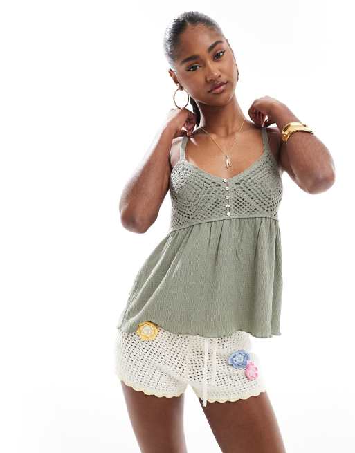 Stradivarius – Schwingendes Camisole in Salbeigrün mit Häkeldetail