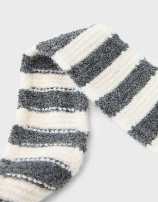 Stradivarius sciarpa triangolare lavorata a maglia grigio scuro, 4 di 4