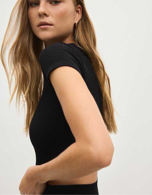 Stradivarius Seamless cropped t-shirt in black, 3 of 6