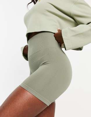 seamless ribbed shorts in olive-Green