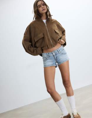 Stradivarius - Sehr kurze Jeans-Shorts in mittlerem Hellblau