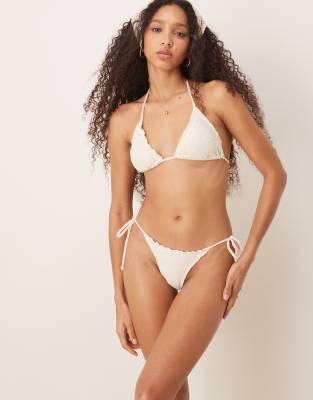 Stradivarius - Seitlich gebundene Bikinihose mit Häkel-Design in Weiß