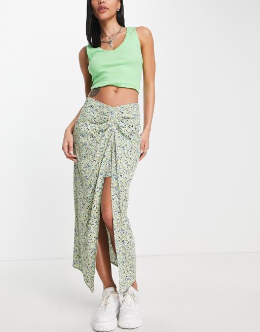 Stradivarius – Seitlich geraffter Midi-Schlupfrock mit Blumendruck 