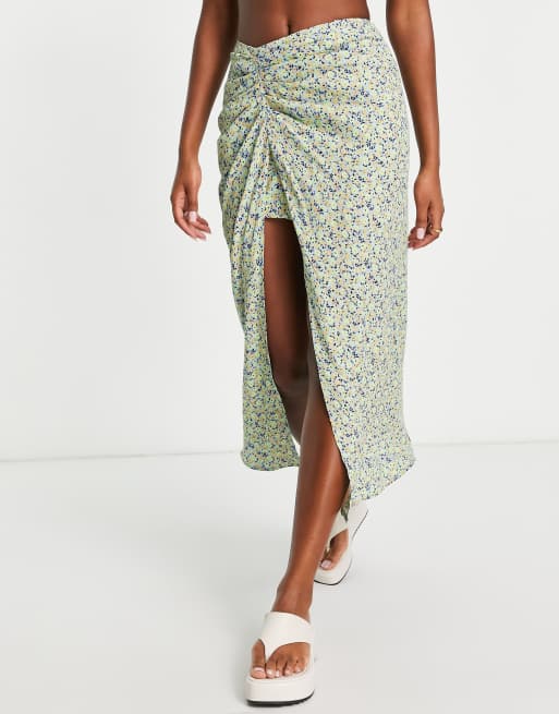 Stradivarius – Seitlich geraffter Midi-Schlupfrock mit Blumendruck 
