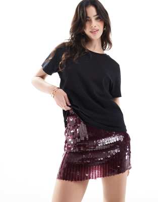 Stradivarius Stradivarius sequin detail mini skirt in burgundy-Black