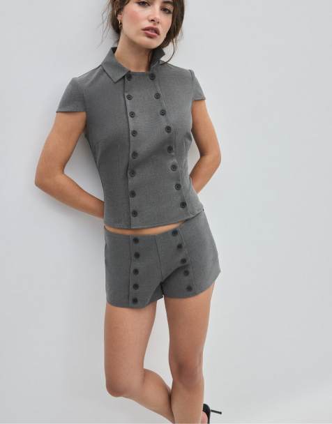 Stradivarius – Set in Dunkelgrau, bestehend aus zweireihigem Hemd und knapp geschnittenen Shorts mit Knopfdetail - view 1