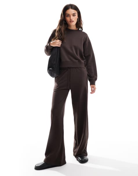 Stradivarius – Set in Schokobraun, aus Sweatshirt mit Rundhalsausschnitt und Jogginghose - view 1