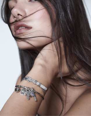 Stradivarius - Set mit 2 Armbändern in Grau mit verschiedenen Anhängern