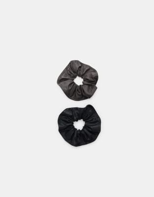 Stradivarius - Set mit 2 Scrunchies in schwarzer Lederoptik
