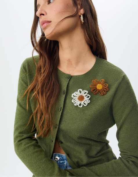 Stradivarius Set of 2 contrast floral badges in white - view 1