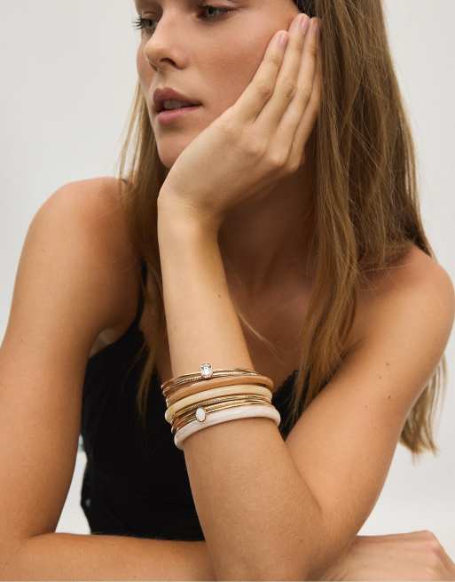 Stradivarius set van 10 armbanden met meerdere bedeltjes in goud, 2 van 4