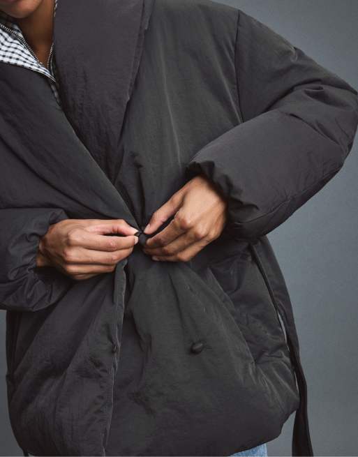 Stradivarius Shawl neck padded belt jacket in black, 4 of 7