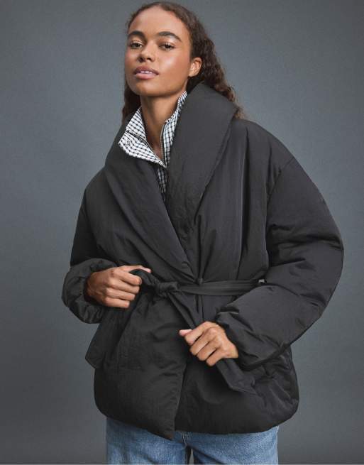 Stradivarius Shawl neck padded belt jacket in black, 5 of 7