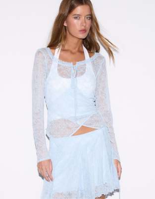 Stradivarius - Shirt aus Spitze in Himmelblau mit überkreuztem Design