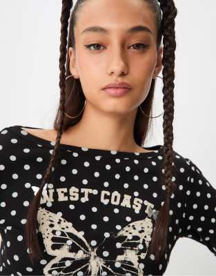 Stradivarius - Shirt in Schwarz mit Polka Dots, platziertem Print und U-Boot-Ausschnitt