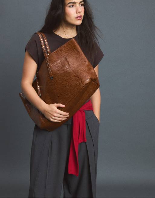 Stradivarius shopper met studs en hengsels in donker camel, 3 van 4
