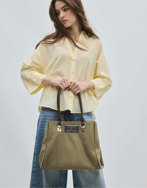 Stradivarius Shopper-Tasche mit Metallverschluss in Khaki, 3 von 4