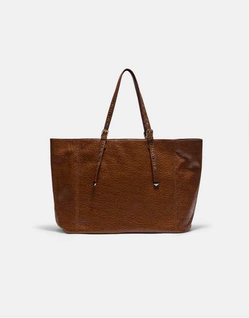 Stradivarius shoppingväska med nitar och handtag i mörk kamel, 1 av 4