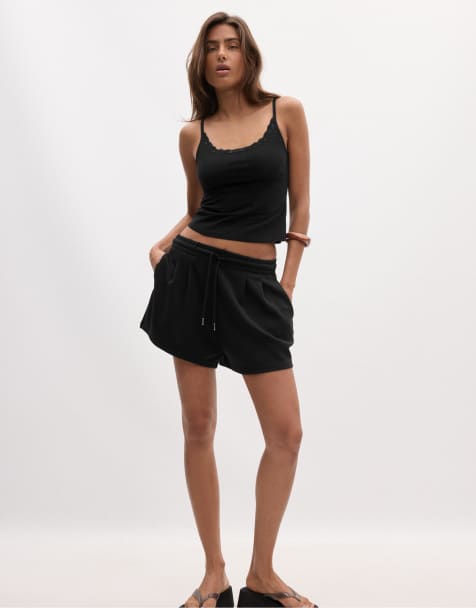Stradivarius - Short à pinces en tissu doux - Noir - view 1