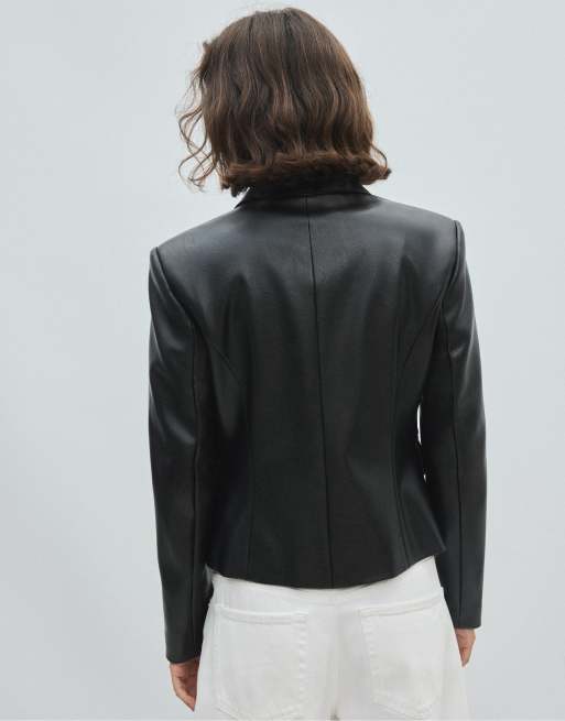 Stradivarius Short fitted blazer in black, 3 of 7