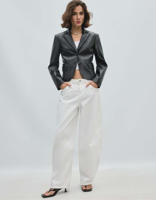 Stradivarius Short fitted blazer in black, 5 of 7