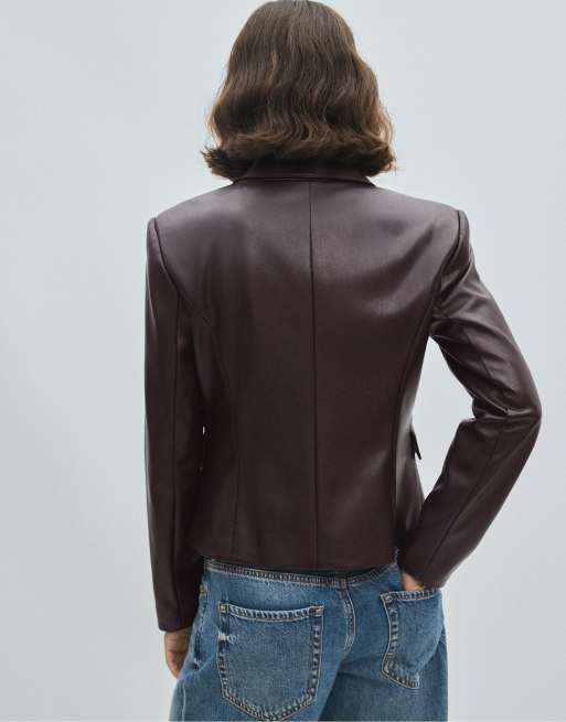 Stradivarius Short fitted leather effect blazer in brown, 3 of 7