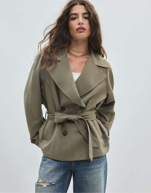 Stradivarius Short flowing trench coat with belt in khaki, 2 of 5