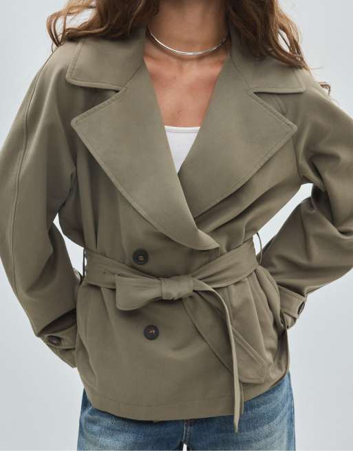 Stradivarius Short flowing trench coat with belt in khaki, 4 of 5