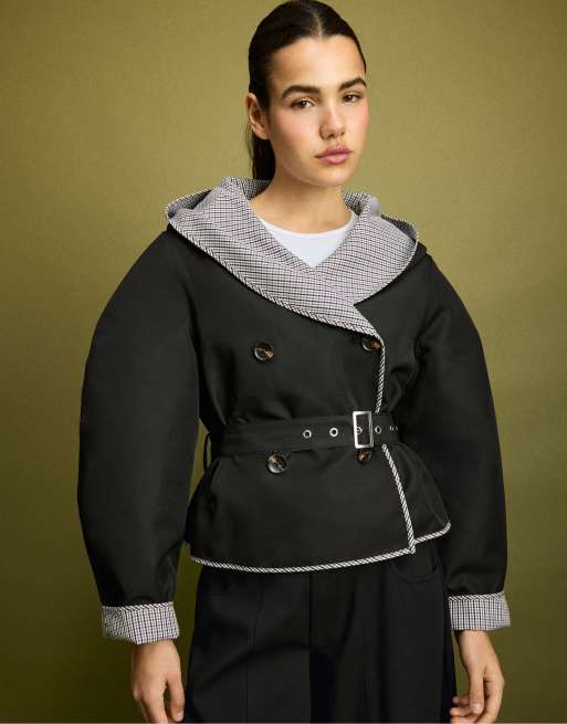 Stradivarius Short reversible check trench coat in black, 2 of 7