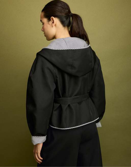 Stradivarius Short reversible check trench coat in black, 3 of 7