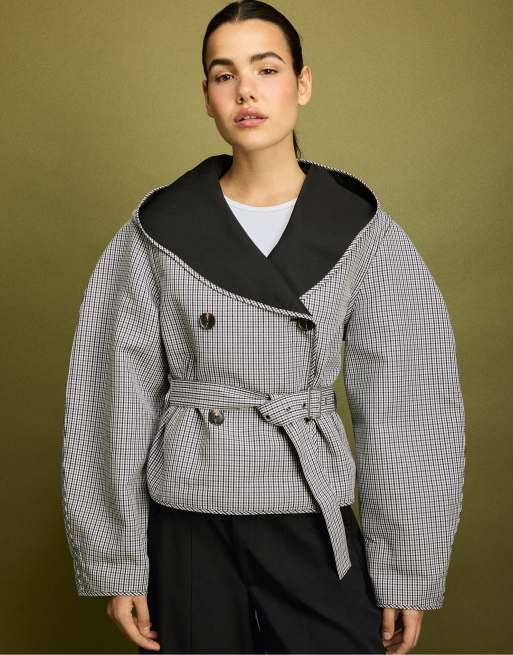 Stradivarius Short reversible check trench coat in black, 5 of 7