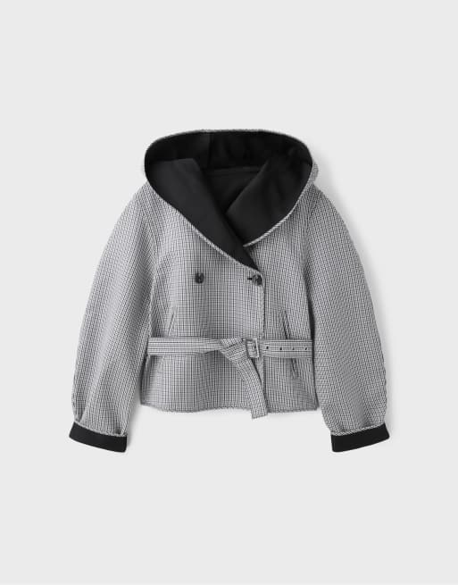 Stradivarius Short reversible check trench coat in black, 6 of 7