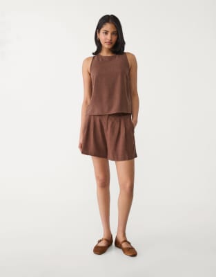 Stradivarius - Shorts aus fließendem Leinenmix in Braun