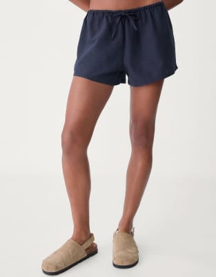 Stradivarius - Shorts aus Leinenmix in Marineblau mit Tunnelzug