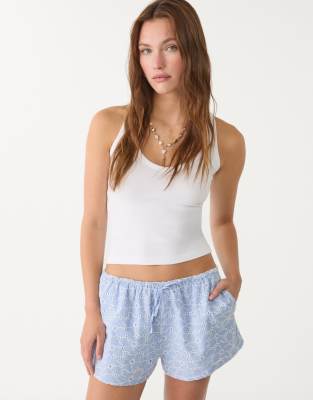 Stradivarius - Shorts in Blau mit Kontrast-Stickerei