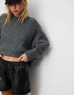 Stradivarius - Shorts in Schwarz mit Lederoptik und Kordelzug