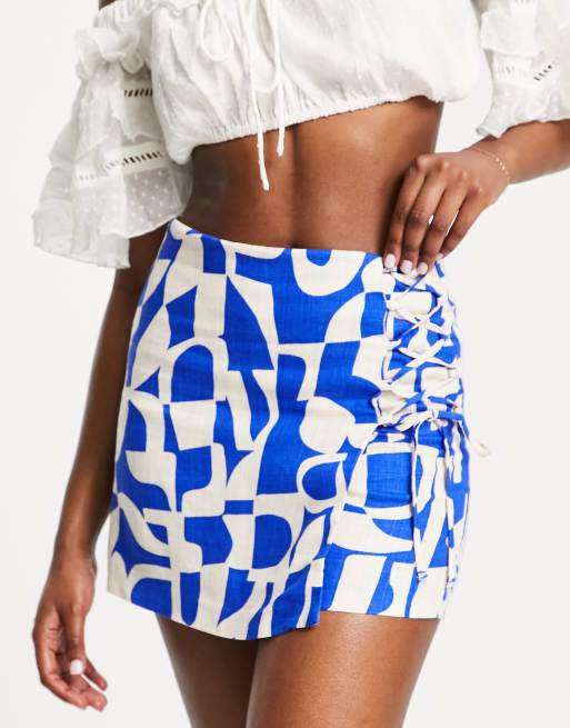 Stradivarius – Skort in Blau mit grafischem Muster 