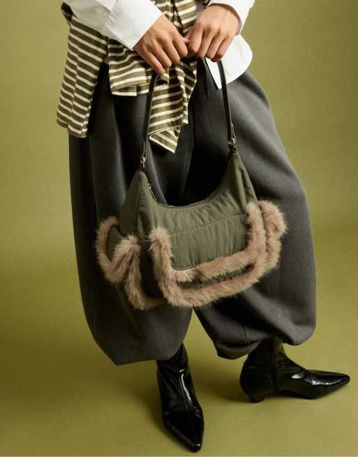 Stradivarius skuldertaske med lommer i imiteret pels i khaki, 3 af 4