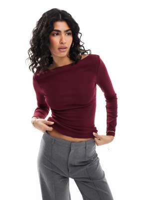 slash neck long sleeve top in burgundy-Red