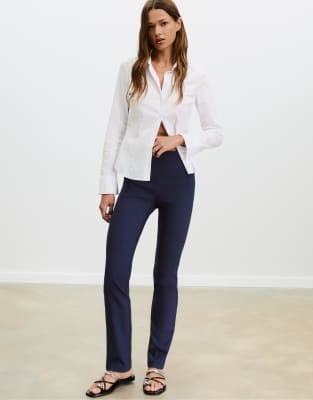 Stradivarius - Slim-Fit-Hose mit Denim-Effekt in Marineblau