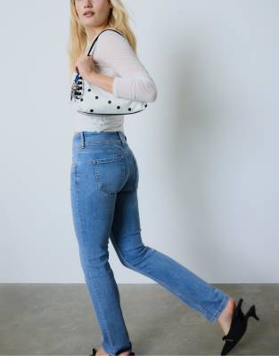 Stradivarius - Slim-Fit-Jeans in Mittelblau mit niedrigem Bund