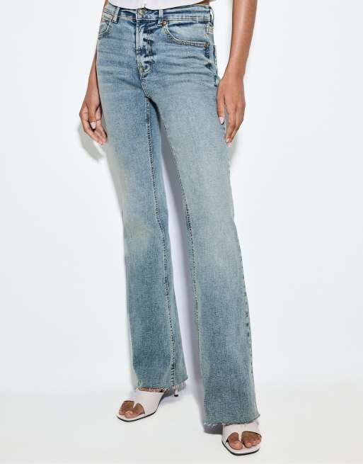 Stradivarius – Slim-Fit-Schlagjeans mit Schlitz in Mittelblau, 2 von 7