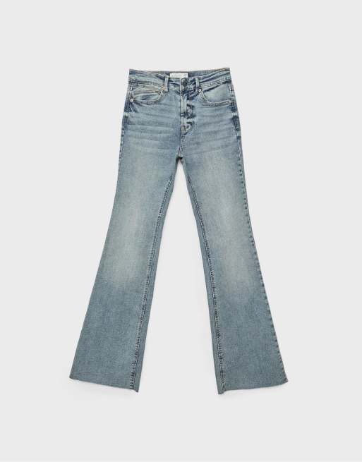 Stradivarius – Slim-Fit-Schlagjeans mit Schlitz in Mittelblau, 6 von 7