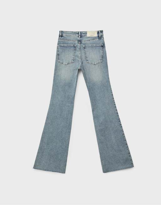 Stradivarius – Slim-Fit-Schlagjeans mit Schlitz in Mittelblau, 7 von 7