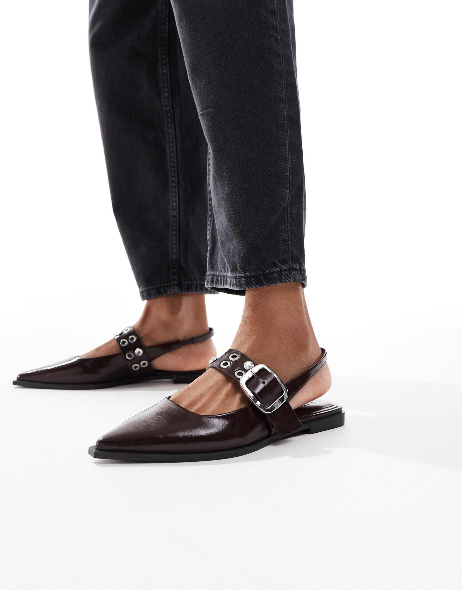 Шлепанцы на плоской подошве Stradivarius с коричневой пряжкой