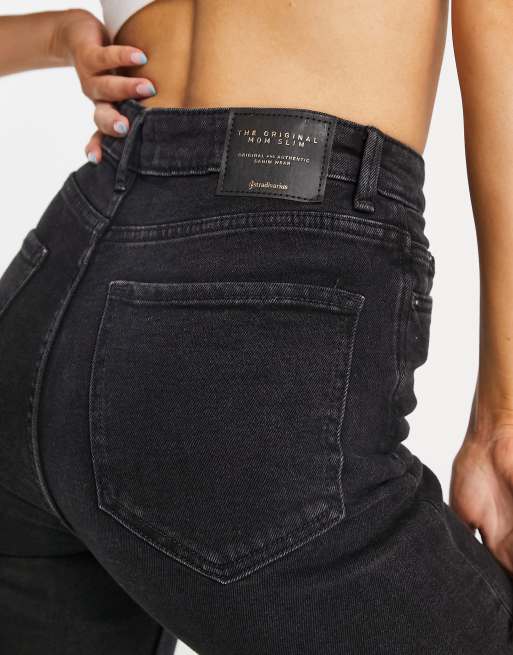 Stradivarius - Smalle mom-jeans med stretch og huller i sort vask , 2 af 4