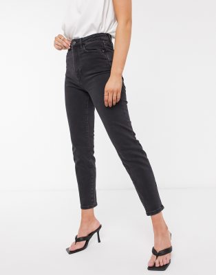 Stradivarius - Smalle mom jeans van biologisch katoen met stretch in zwart  | ASOS