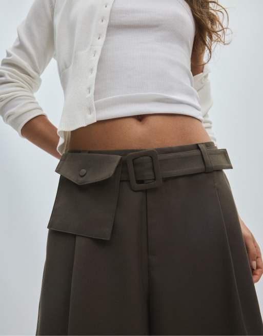 Stradivarius smart bermudashorts med bältesdetalj i brunt, 4 av 7